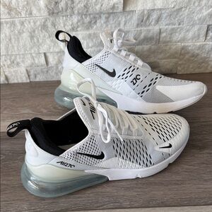 LIKE NEW - WORN FOR 5 MIN - NIKE AIR MAX 270!!!